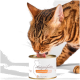 Gestreifte braune Katze leckt aus einer Dose Katzenfutter mit der Aufschrift 'Katzenfutter 95% Fleischanteil Rind Lucky-Kitty'.