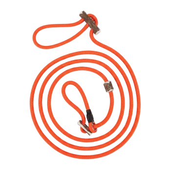 Orange geflochtene Tau-Slip-Hundeleine mit Holzperlen in Geweihoptik und Metallhülsen, auf schwarzem Hintergrund aufgerollt