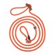 Orange geflochtene Tau-Slip-Hundeleine mit Holzperlen in Geweihoptik und Metallhülsen, auf schwarzem Hintergrund aufgerollt