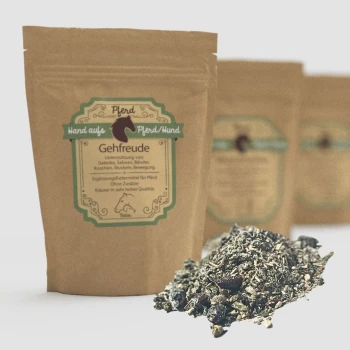 Eine braune Tüte mit der Aufschrift "Gehfreude" enthält pflanzliche Ergänzungsmittel für Pferde, mit herausgefallenen Kräutern und Hinweisen zur Qualität und den Vorteilen.