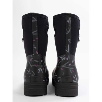Schwarze wasserdichte Stiefel mit floralem Muster, das lila Beeren und grüne Blätter zeigt, von hinten betrachtet.