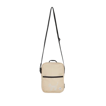 Beige Haustiertragetasche mit einem schwarzen Riemen, mit einem einfachen weißen Hundesilhouette-Design und einer vorderen Reißverschlusstasche.
