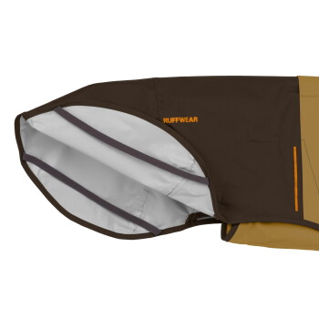 Eine braune und tanfarbene Hundejacke mit einem grauen Innenfutter, die den Markennamen "RUFFWEAR" in Orange an der Seite trägt.