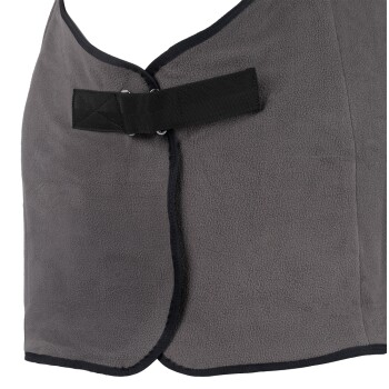 Grau Fleece-Haustiermantel mit einem schwarzen Riemenverschluss, entworfen für Wärme und Komfort.