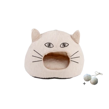 Katze-förmiges Haustierbett in Beige mit schwarzen Gesichtszügen, mit einem gemütlichen Eingang und zwei enthaltenen Spielbällen.