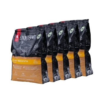 Fünf Tüten LIEBESGUT Trockenfutter, schwarz-orange Verpackung mit Hühner-Illustration und Aufschrift „45% Fleischanteil“.