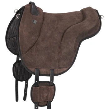 Brauner Wildleder-Pferdesattel mit schwarzen Lederelementen und verstellbaren Riemen, mit einem Logoemblem an der Seite.
