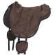 Brauner Wildleder-Pferdesattel mit schwarzen Lederelementen und verstellbaren Riemen, mit einem Logoemblem an der Seite.