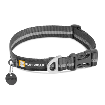 Grauer Hundehalsband mit reflektierenden Streifen, mit einer Metallschnalle und einem Etikett, beschriftet "RUFFWEAR."