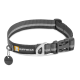 Grauer Hundehalsband mit reflektierenden Streifen, mit einer Metallschnalle und einem Etikett, beschriftet "RUFFWEAR."