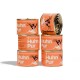 Dosen mit Katzenfutter, beschriftet mit "Huhn Pur", die übereinander gestapelt sind, mit einem orangefarbenen Design und einer Katzenillustration sowie dem Text, der 97% Hühneranteil angibt.