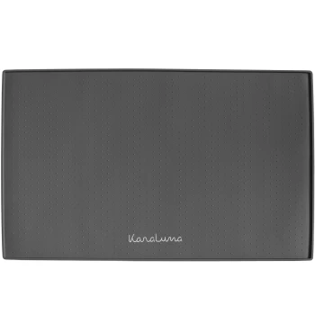 Eine rechteckige, dunkelgraue Futtermatte für Haustiere mit einer strukturierten Oberfläche und dem Markennamen "Karaluna", der in Weiß in der unteren rechten Ecke gedruckt ist.