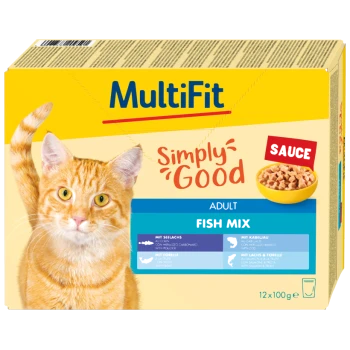 Katzenfutterverpackung mit einem Nahaufnahme eines orangefarbenen Tabbykatze, beschriftet mit "MultiFit Simply Good Sauce Adult Fish Mix", mit Details zu den Zutaten.