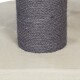 Eine Nahaufnahme eines grauen Sisal-Kratzbaums auf einer weichen beigen Basis, entworfen für Katzen zum Kratzen und Spielen.