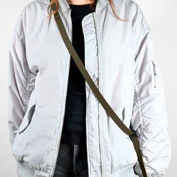 Nahaufnahme eines beigen Biothane-Hundehalsbands mit Wassertropfen, mit Text, der seine wasserdichten, robusten, veganen und leicht zu reinigenden Eigenschaften hervorhebt.