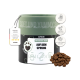 Zylindrischer Hundeleckerli-Behälter mit der Aufschrift "Auf dem Sprung" von AlphaZoo, mit herzförmigen Snacks und Etiketten für Weichheit und Lieblinge der Haustiere.