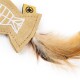 Ein plüschiger fischförmiger Katzenspielzeug aus beigem Stoff mit weißen Nähten und einem flauschigen Feder-Schwanz, ideal für das Spielen mit Haustieren.