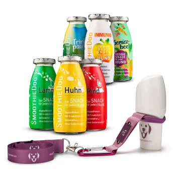 Bunte "SmoothieDog" Snackflaschen in verschiedenen Geschmacksrichtungen, eine lila Hundeleine und ein kleiner Behälter.