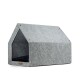 Graues Filzhaustierhaus mit einem dreieckigen Dach und einer klaren Frontöffnung, mit einem schwarzen Kissen im Inneren.