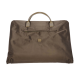 Braune Nylon-Haustierreisetasche mit beigen Griffen, vorderer Reißverschlusstasche und kleinem quadratischem Aufnäher.
