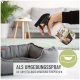Eine Person, die eine Flasche mit der Aufschrift "REAL FLEA SPRAY" über ein Hundebett sprüht, mit dem Text "ALS UMGEBUNGSSPRAY DIE UNMITTELBARE UMGEBUNG EINSPRÜHEN."
