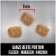Drei 9 mm Haustierfutterkibbles auf einer metallischen Oberfläche mit Text: "GANZE BEUTE PORTION FLEISCH | INNEREIEN | KNOCHEN."