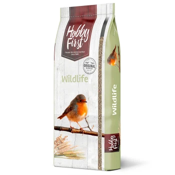Eine Tüte Hobby First Wildlife Vogelfutter mit einem bunten Rotkehlchen, das auf einem Ast sitzt, mit dem Text "Hobby First" und "WildLife."