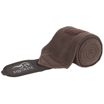 Braune Fleece-Pferdebandage mit einem schwarzen Etikett, das das Logo 'EQUINATE' zeigt.