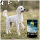 Weißer Pudel im Gras neben einem Select-Gold-Sack mit der Aufschrift 'Extra Sensitive' und 'Adult'.