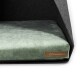 Ein gemütliches Haustierbett mit einem weichen grünen Kissen in einer dunkelgrauen Filzhülle, mit einem Etikett, das 'REXPRODUCT.COM' liest.