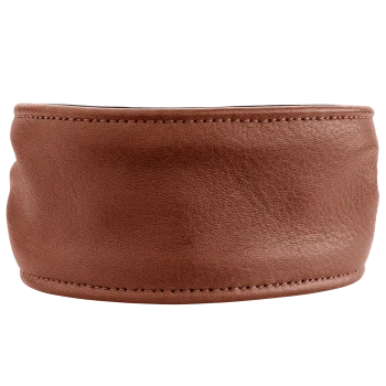 Breites braunes, gepolstertes Lederhalsband mit abgesteppten Kanten, Vorderansicht.