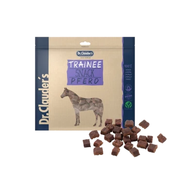 Dr. Clauder's Trainee Snack für Pferde, mit einer braun-beigen Verpackung mit einem Pferdesilhouette und kleinen braunen Snackwürfeln, die davor verstreut sind.