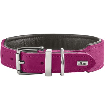 Magenta gepolstertes Lederhalsband mit schwarzer Innenpolsterung, silberner Schnalle und D-Ring, Metall-Logoanhänger 'HUNTER'.