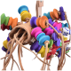 Buntes Holzspielzeug für Vögel mit verschiedenen Formen und Größen von Perlen, auf Lederbändern aufgezogen, ideal für Haustiervögel.