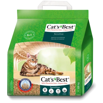 Eine Tüte Cat's Best Sensitive Katzenstreu mit einer getigerten Katze, die "100% pflanzenbasiert" und "Natürlich antibakteriell" Etiketten zeigt.