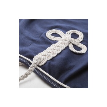Navyblaue Haustierdecke mit einem dekorativen weißen Seilknoten-Design in einer Ecke, die eine weiche Textur und kontrastierende Kanten zeigt.