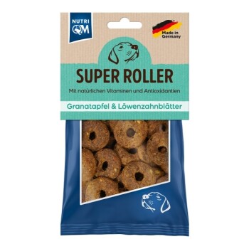 Nutri QM Super Roller Hundesnacks mit Granatapfel und Löwenzahnblättern, hergestellt in Deutschland, sichtbar durch klare Verpackung.