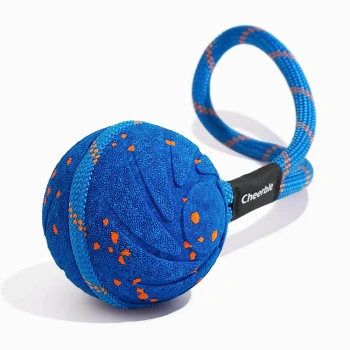 Blau-orange gesprenkelter Gummihundeball mit angebrachtem blauem Seilgriff, beschriftet mit "Cheerble" auf weißem Hintergrund.