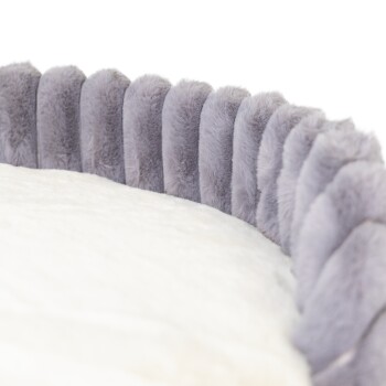 Ein plüschiges Haustierbett mit einem weichen weißen Zentrum und einem flauschigen grauen Rand, entworfen für Komfort und Entspannung.