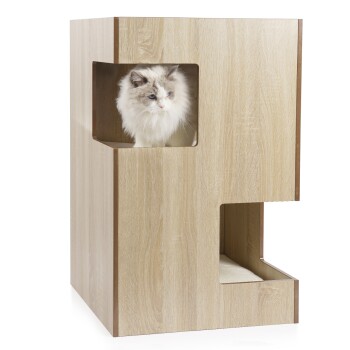 Eine flauschige weiße Katze mit blauen Augen schaut aus einem Holzkatzenhaus mit einer gemütlichen Nische und einer Seitenöffnung.