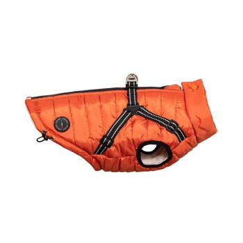 Orangefarbener, gepolsterter Hundemantel mit einer schwarzen Geschirrverbindung, mit einem runden Logo-Patch und einem weichen Innenfutter.