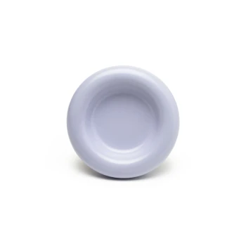 Eine runde, helllila Haustierschüssel von oben betrachtet, mit einer glatten Oberfläche und leicht erhöhten Rändern.