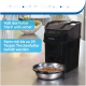 Schwarzer automatischer Futterspender für Haustiere mit Edelstahlschüssel für Trockenfutter. Text: "Hält Futter frisch und sicher" und "Fasst bis zu 24 Tassen Trockenfutter."