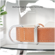Braunes Leder-Haustierhalsband mit weicher Polsterung und silberner Schnalle, mit Text über Komfort und Designdetails auf Deutsch.