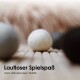 Filzkugeln in verschiedenen Farben auf einer strukturierten Oberfläche, mit dem Text "Lautloser Spielspaß dank dämpfendem Wollfilz" deutlich sichtbar.