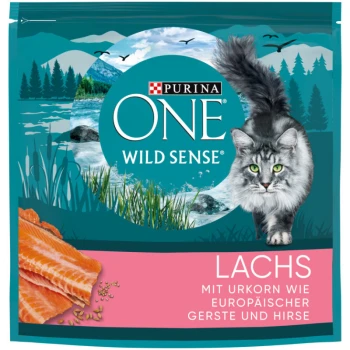 Purina ONE Wild Sense Katzenfuttertüte mit einer grauen getigerten Katze, Lachsfilets und Text über Gerste und Hirse.