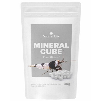 Weißer wiederverschließbarer Beutel mit Aufschrift 'NatureHolic MINERAL CUBE Pure Mineral', Garnelenbild, weißen Mineralwürfeln und '30g'.