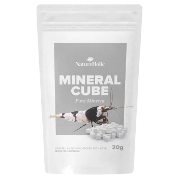Weißer wiederverschließbarer Beutel mit Aufschrift 'NatureHolic MINERAL CUBE Pure Mineral', Garnelenbild, weißen Mineralwürfeln und '30g'.