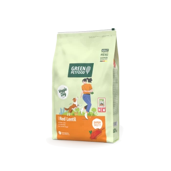 Grüne Petfood-Tüte für erwachsene Hunde mit roten Linsen, Gemüse-Hundelinie, Illustration einer Frau und eines Hundes, gekennzeichnet als super lecker und neu.