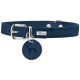 Marineblauer Leder-Hundehalsband mit einer silbernen Schnalle und einem runden Anhänger mit einer geprägten Hundesilhouette, markiert "HUNTER."